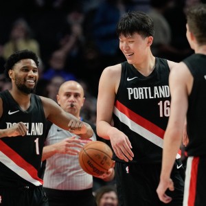 乐鱼体育官网-明日开拓者对阵爵士伤病情况：杨瀚森出战成疑 利拉德&amp;夏普缺席